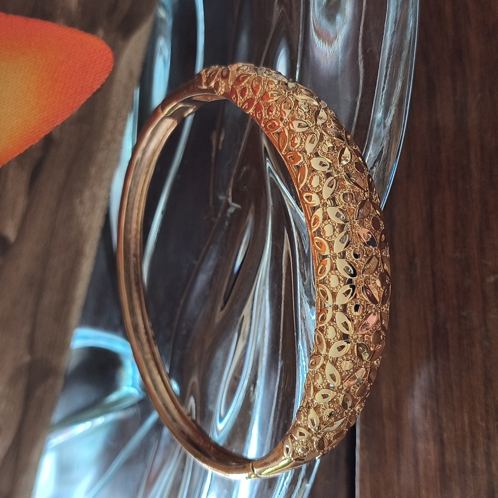 Gold color bracelet. Beautiful